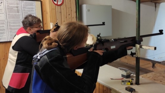 Unsere Schützinnen beim Übungsschießen